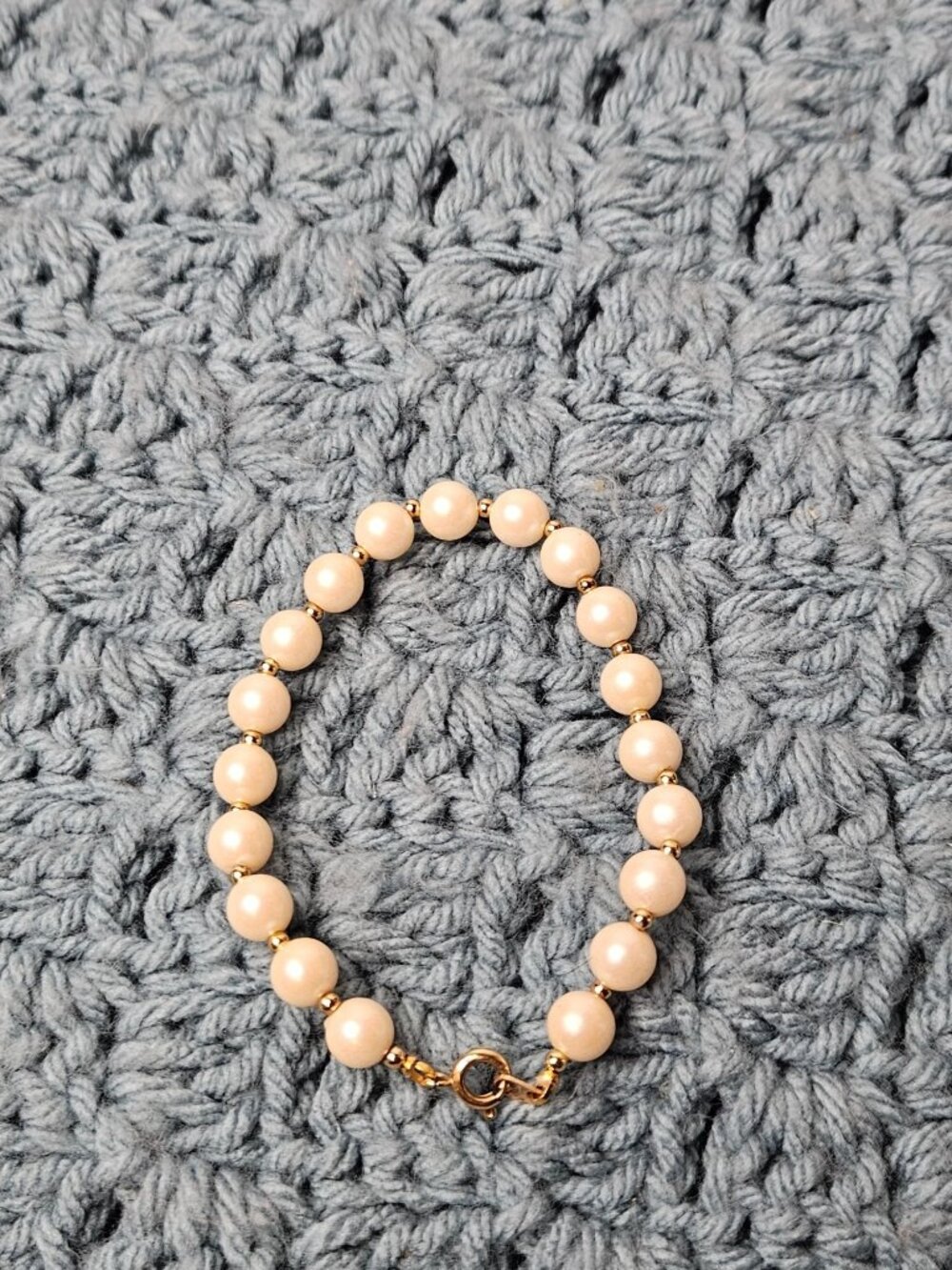 Vintage 80s Plastic Faux Pearl Goldtone Beaded Bracelet 7.25 inches Long